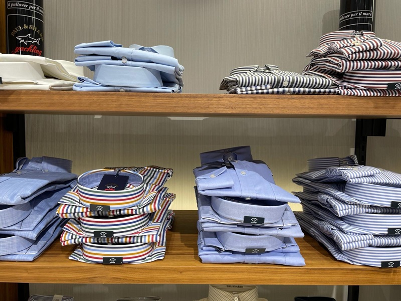 Selezione capi abbigliamento uomo in boutique a Oristano