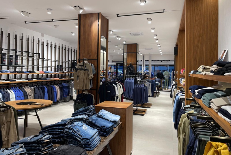 Collezione abbigliamento donna esposta nel punto vendita di Oristano