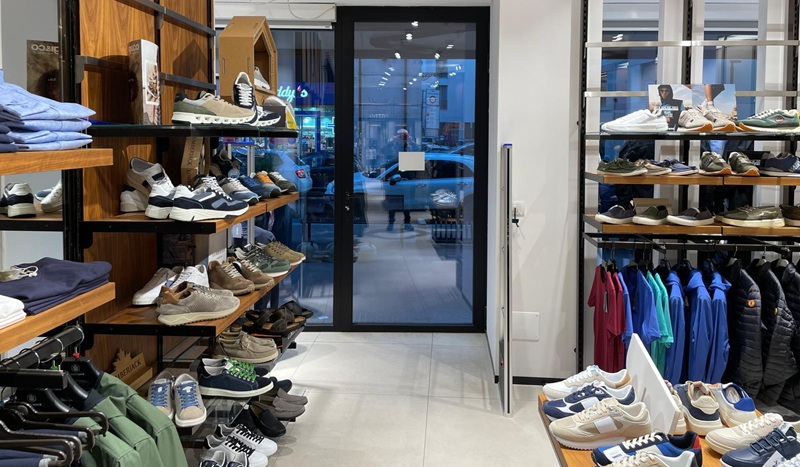 Espositore calzature uomo e donna presso la boutique Raggio a Oristano