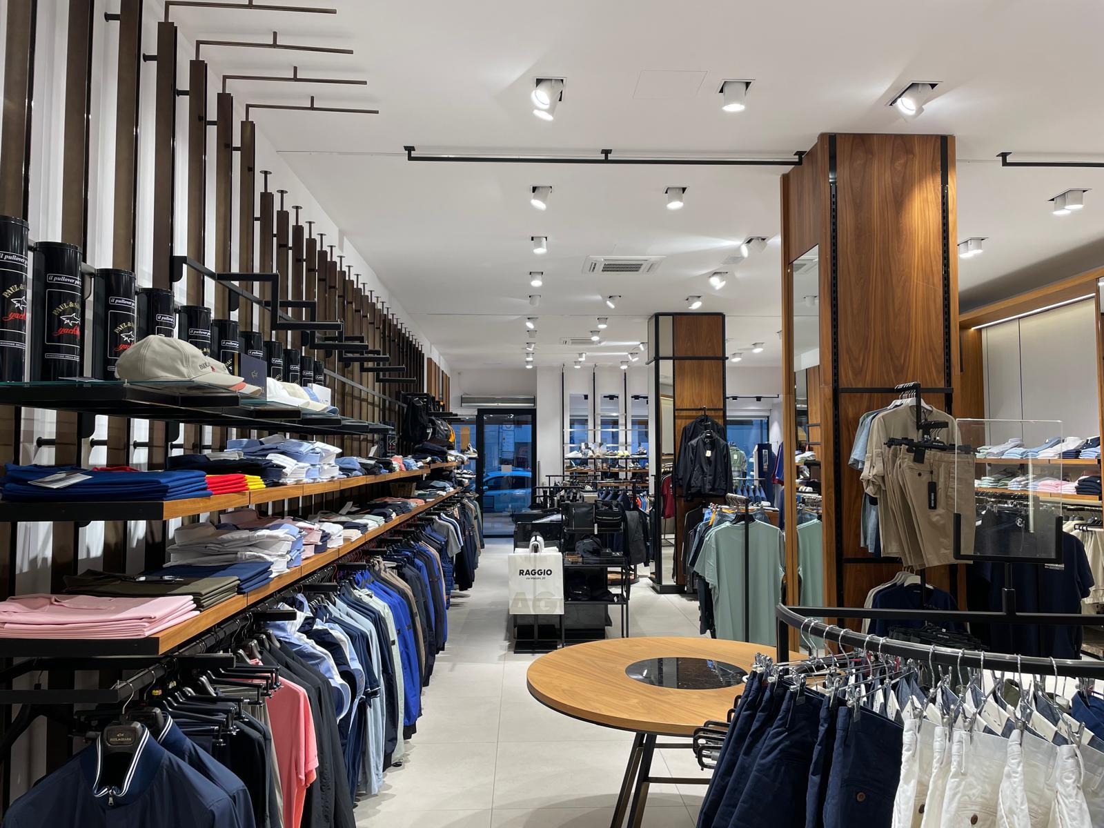 Accessori e completi in esposizione nella boutique di Oristano